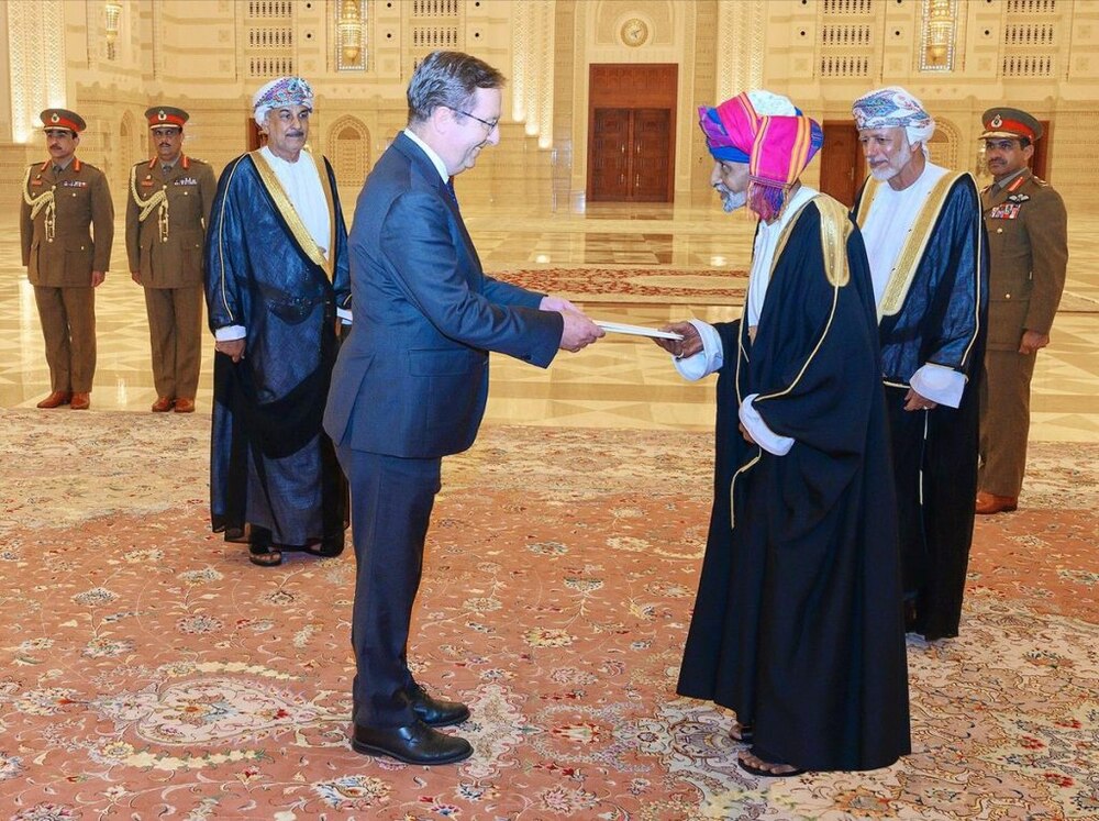بالصور: شاهد الإطلالات البهية لجلالة السلطان في عام 2019