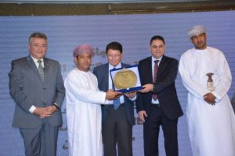 عمانيون يتسلمون جوائز أوسكار الاعلام السياحي العربي 2019