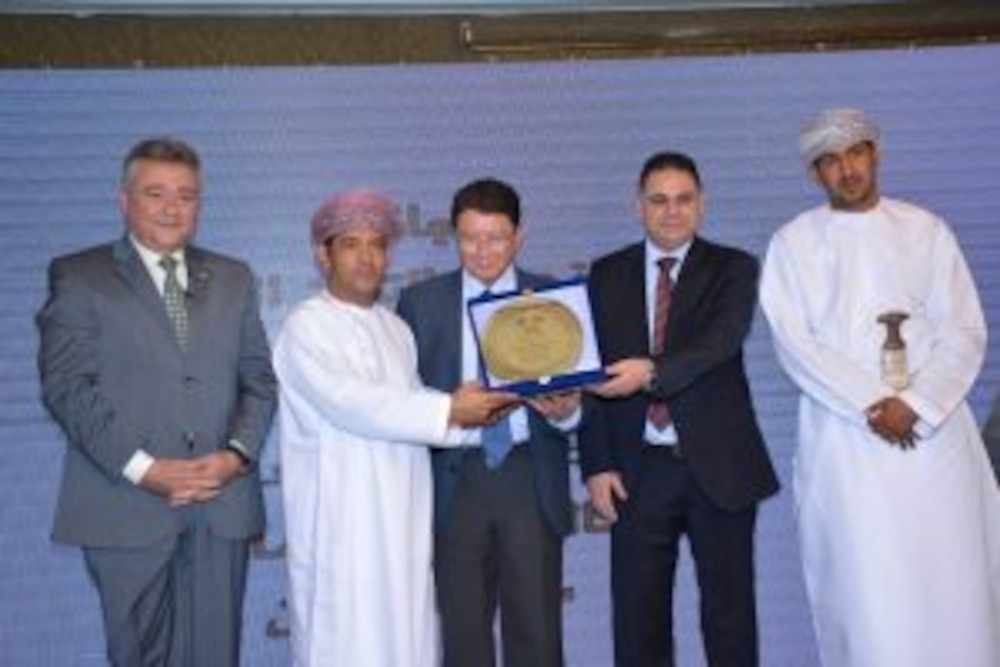 عمانيون يتسلمون جوائز أوسكار الاعلام السياحي العربي 2019