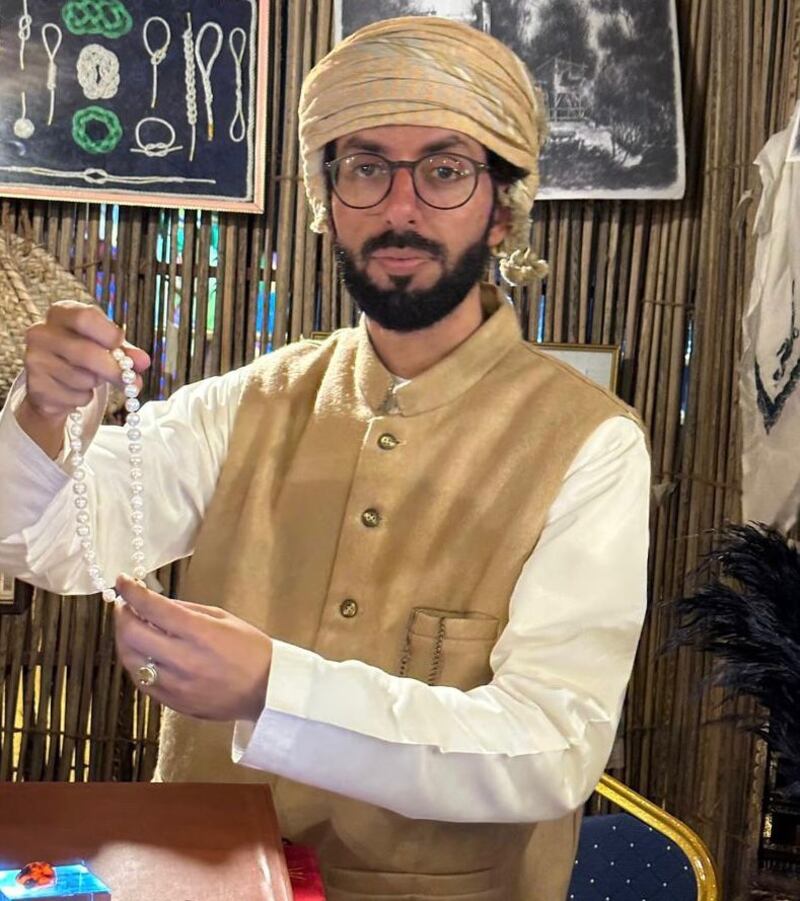 مقتنياته تُدهشك بندرتها: مواطن عُماني يحوّل منزلًا قديمًا إلى مُتحف ينتظر زيارتك