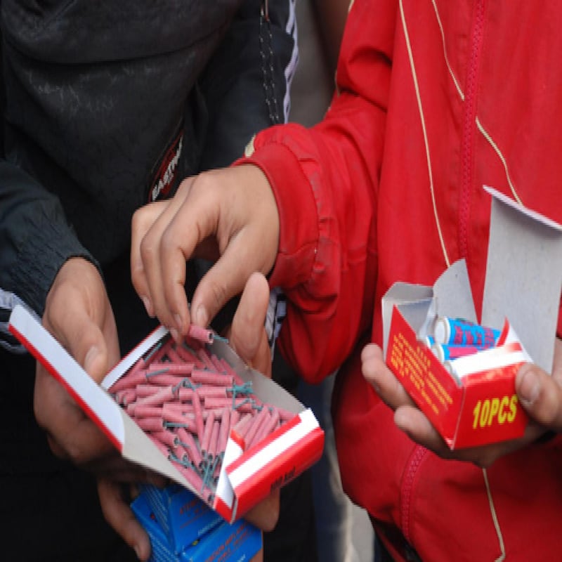 ما عقوبة التعامل مع المفرقعات؟ وما القانون الذي استندت إليه؟