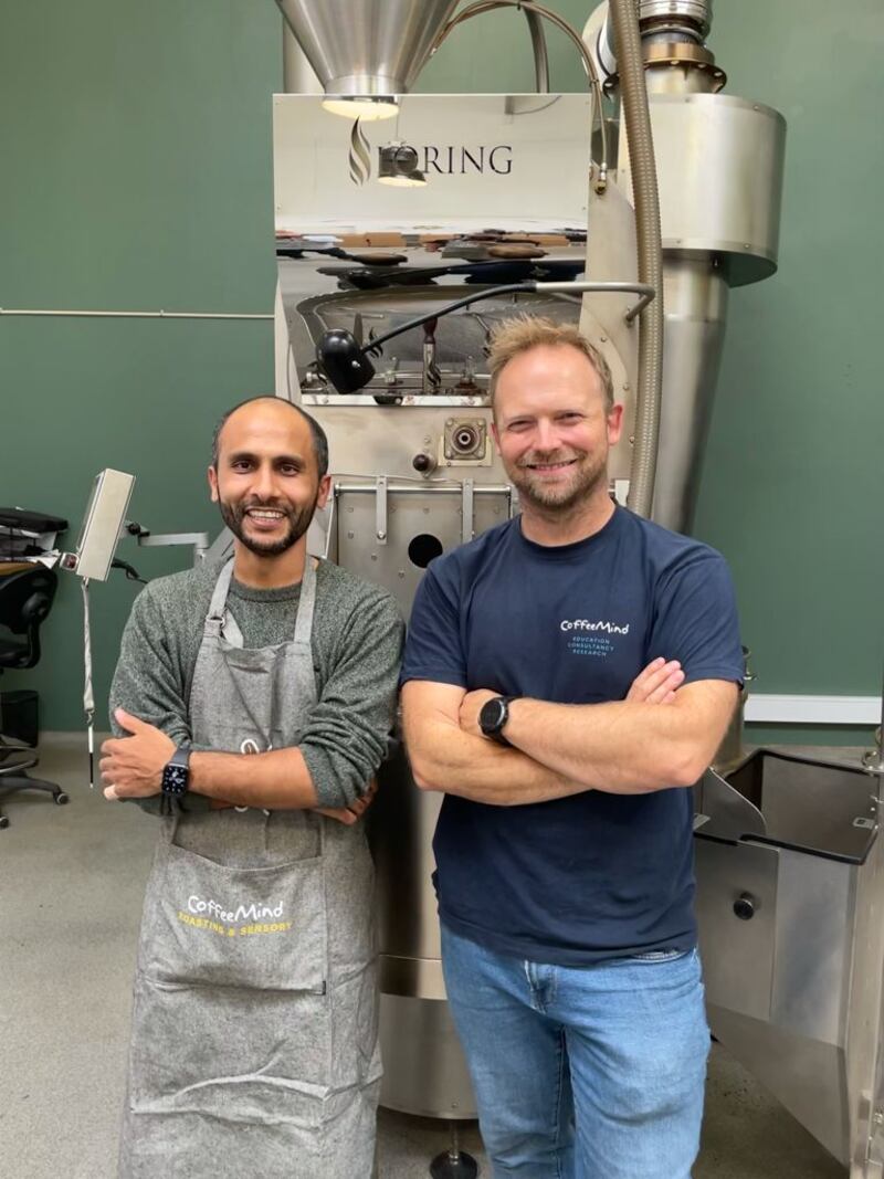 أخصائي أذن وأنف وحنجرة يحترف مهنة تحميص القهوة، فما حكايته؟