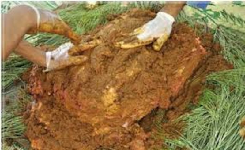 الشواء العُماني وجبة العيد الفريدة ..تعرّف على مراحل إعداده بالصور