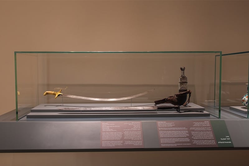 في المتحف الوطني: سيف وخنجر يٌنسبان للإمام “قيد الأرض”؛ فماذا تعرف عنه؟