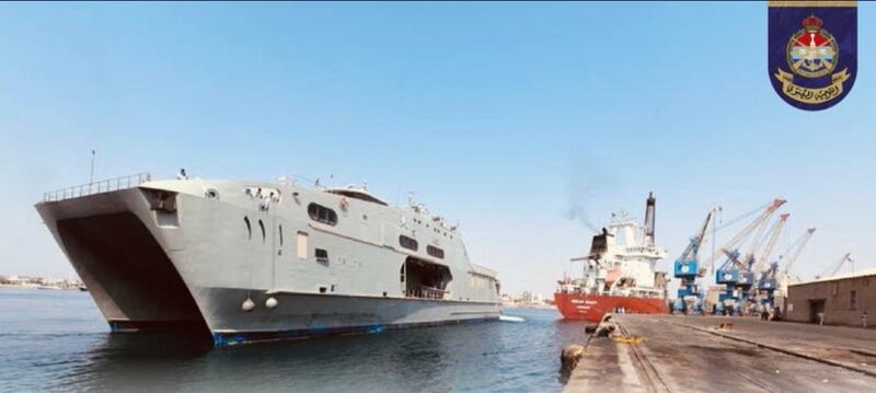 البحرية السلطانية تنقل مواد إغاثية إلى السودان