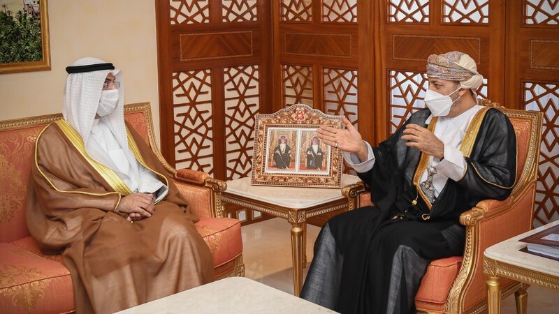 وزير الداخلية يستقبل أمين عام مجلس التعاون