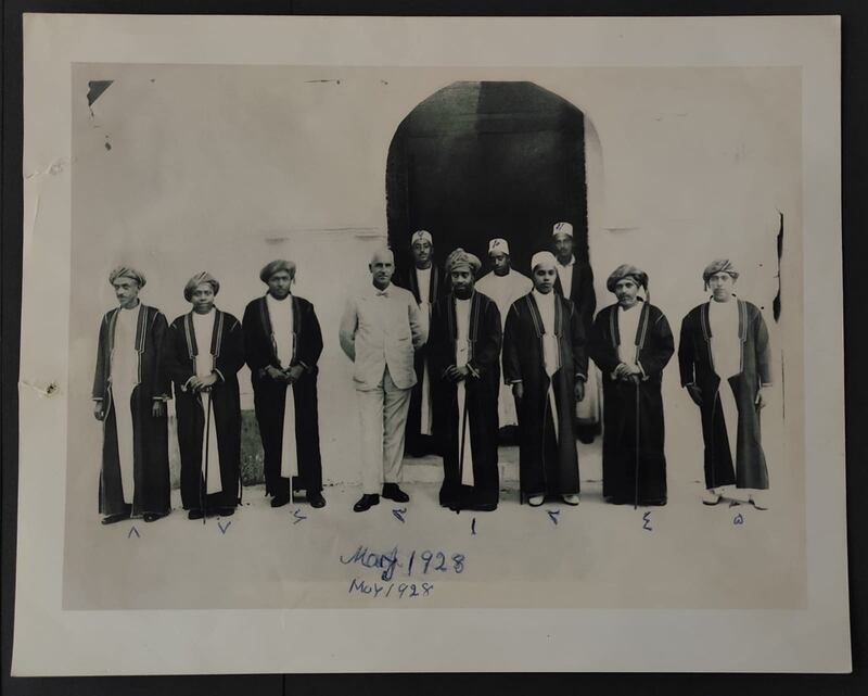 صور أصلية لملوك زنجبار في نزوى؛ فما قصتها؟