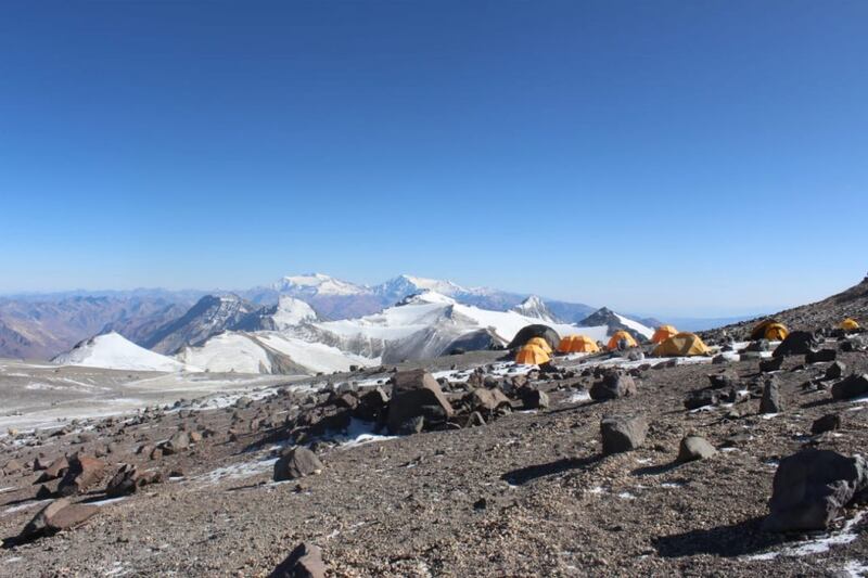بالصور: مُغامر عُماني يصعد إلى ثاني أعلى قمة عالمية