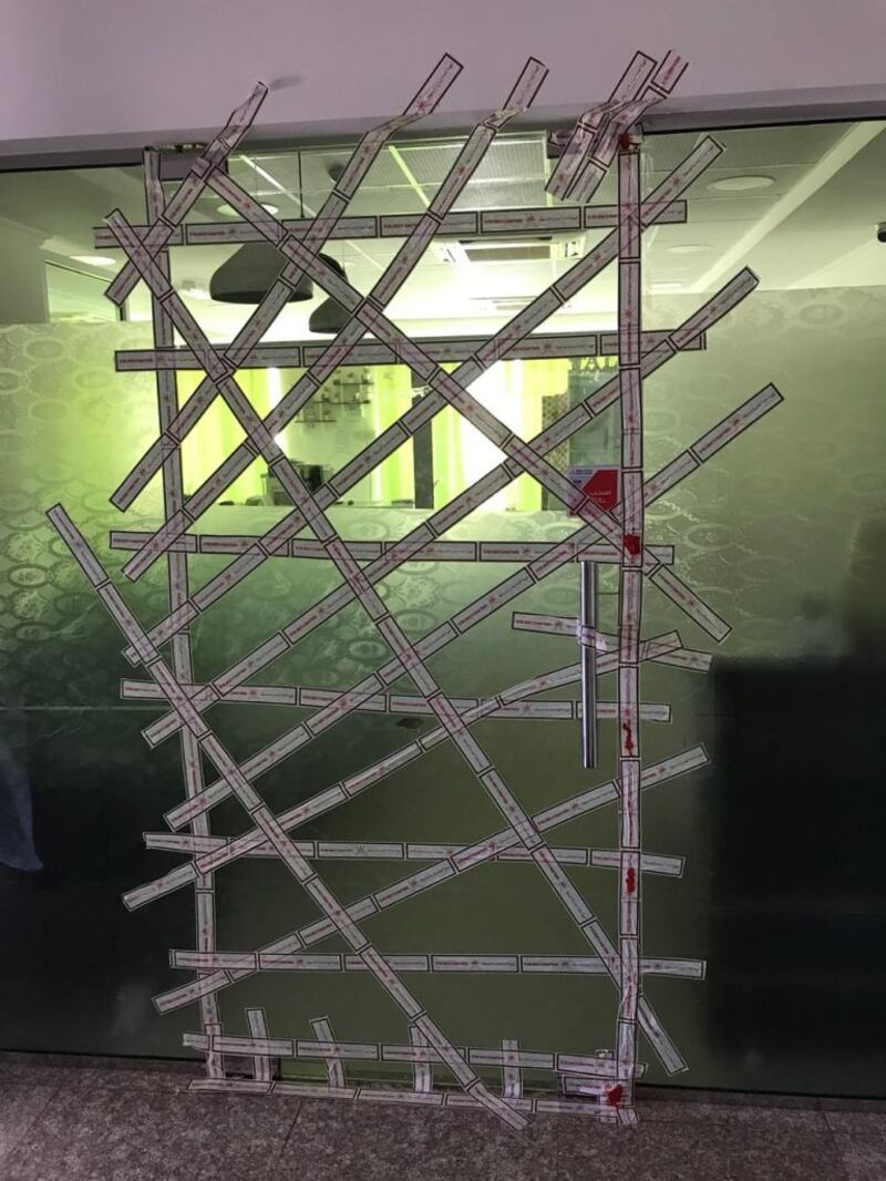 أكثر من 40 شكوى ضده: إغلاق مكتب في السيب بـ “الشمع الأحمر”