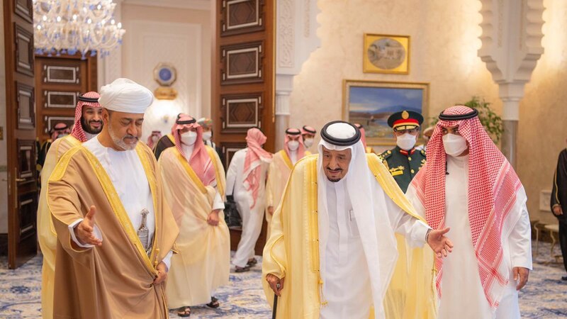 الملك سلمان يمنح جلالة السلطان أرفع الأوسمة السعودية