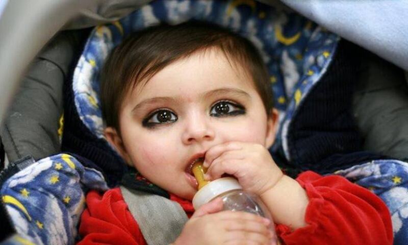 احذر من “تكحيل” عيني طفلك؛ فله نتائج كارثية