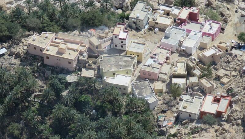 بالصور: “عمق الرباخ” قرية سياحية تستخدم كمعبر إلى مجلس الجن