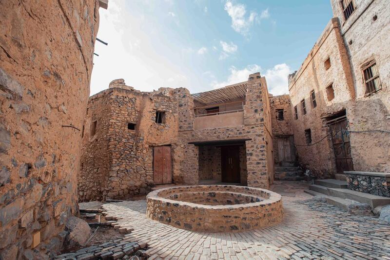 وزارة التراث والسياحة وبنك مسقط يحتفلان بإنجاز مشروع تطوير قرية مسفاة العبريين التراثية