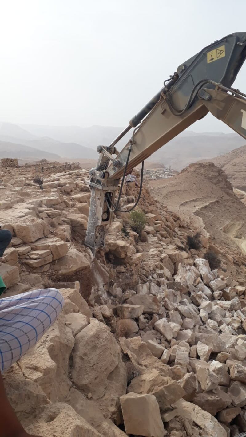 بالصور والفيديو: المواطن سعيد يستثمر مبلغ جائزة السلطان قابوس لـ “يُسعِد” به الناس