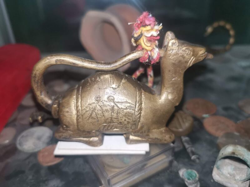 مواطن يمتلك مقتنيات ومخطوطات تراثية تعود لعصور وقرون مختلفة