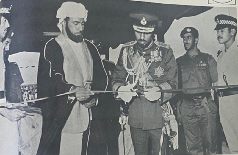 السلطان قابوس يقص شريط الافتتاح