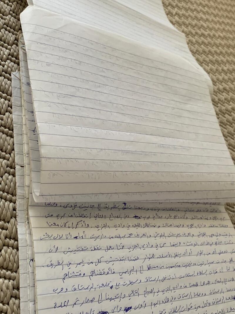 يصف فيها أحداثًا كثيرة من الخمسينيات حتى الثمانينيات: مذكرات رائد في الجيش السلطاني العماني