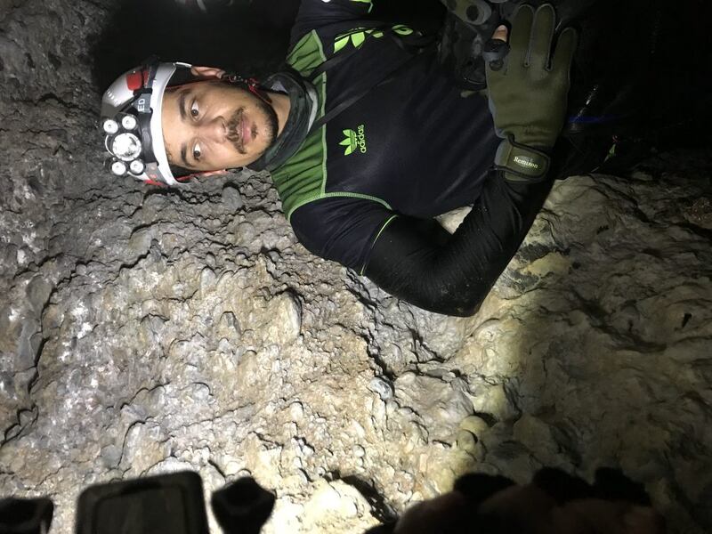 بالصور: مُغامر عُماني يكتشف الأودية والأفلاج ويوثّقها مرئيًّا