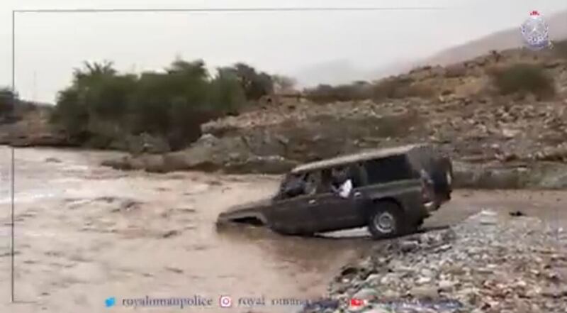 الذين تعمّدوا عبور الوادي في الرستاق استوقفتهم الشرطة