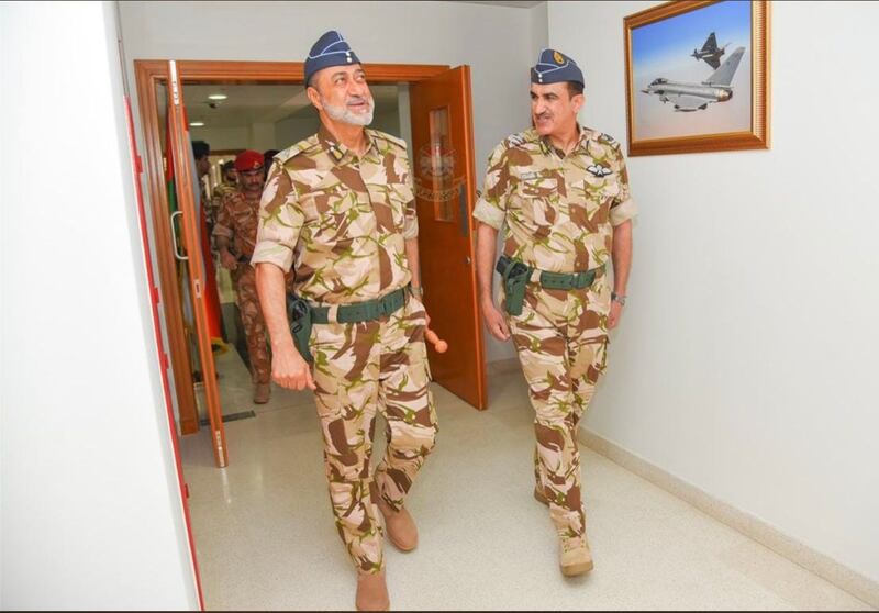 جلالة السلطان يزور قاعدة ثمريت الجوية