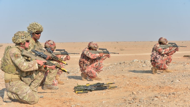 الجيش السلطاني ينفذ تمرينًا عسكريًا مع الجيش البريطاني
