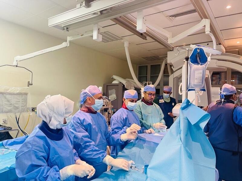 فريق طبي يستخدم تنقية حديثة لإجراء عملية قلبية