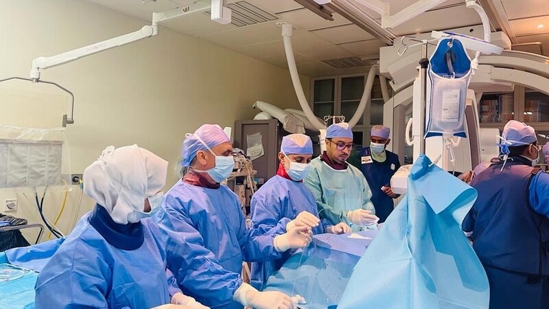 فريق طبي يستخدم تنقية حديثة لإجراء عملية قلبية
