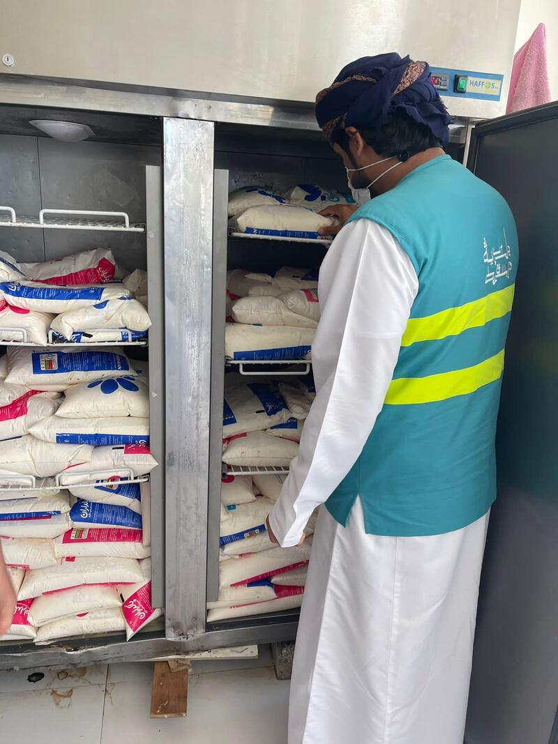 بالصور: إتلاف أغذية واتخاذ إجراءات قانونية ضد المخالفين