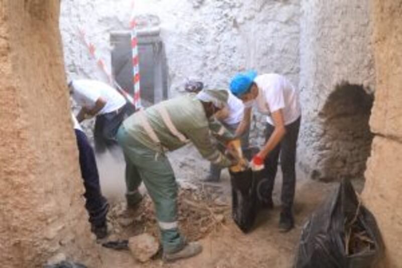 بالصور: معسكر شبابي لإحياء حارة قديمة في أدم