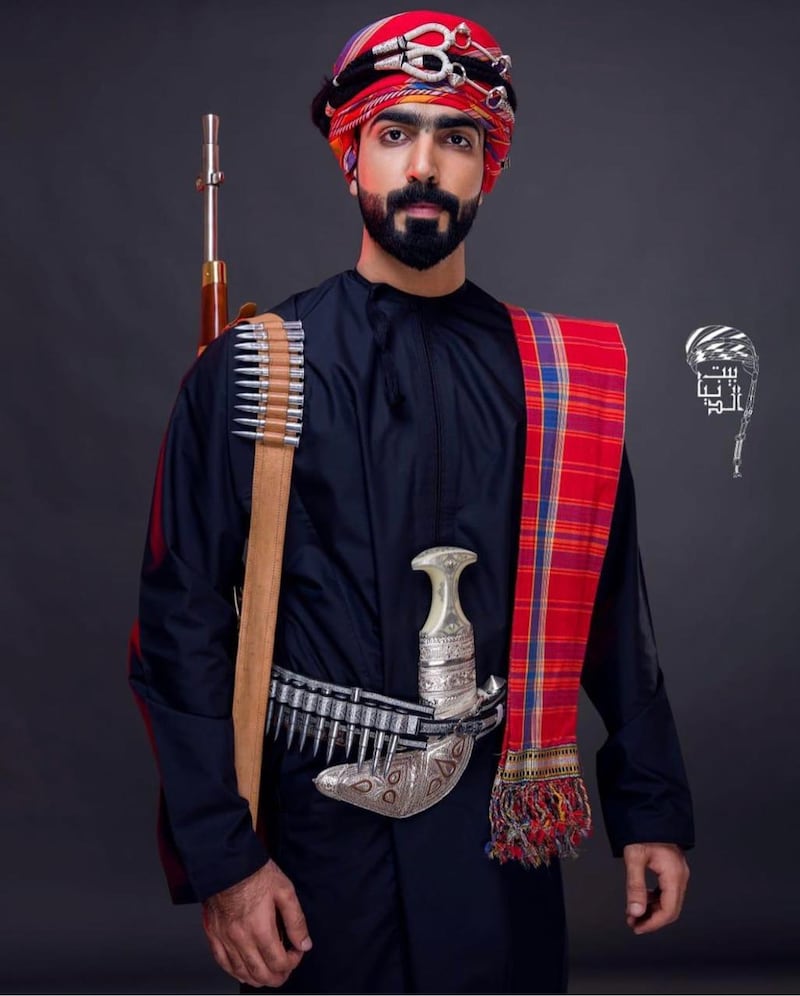 مواطن يجمع الأزياء الرجالية العمانية ويوثقها ويُعيد تصميمها