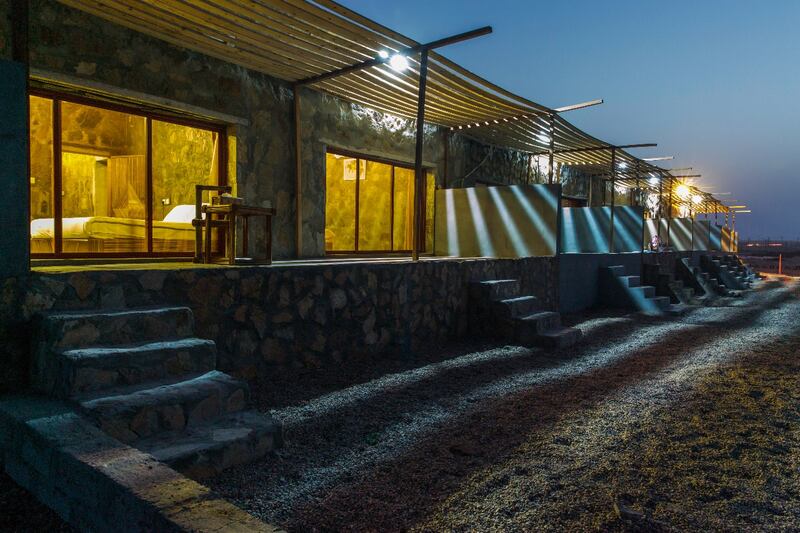 بالصور: عماني يُحوّل مشروع تخرجه إلى واقع ويفتتح مُخيمًا سياحيًا بـ “طابع ريفي”