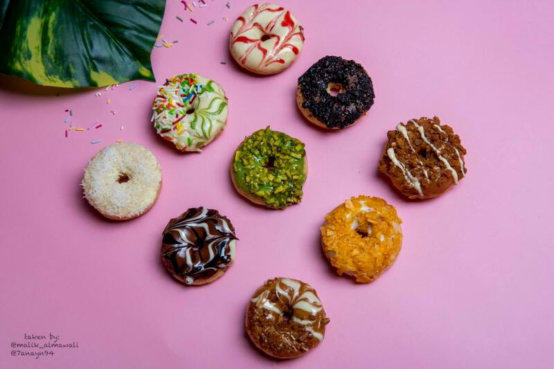 مُصوِّر عُماني يدعم 30 مشروعًا منزليًا بعدسته