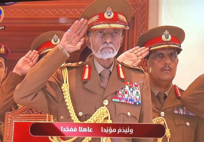 بالصور: جلالة السلطان يرعى العرض العسكري