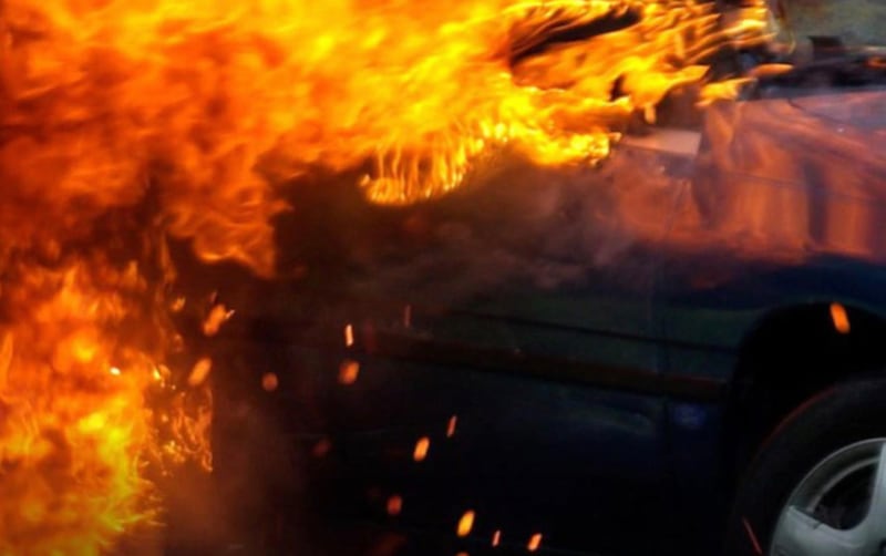 أضرم نارًا في مركبة؛ فما عقوبته التي نص عليها قانون الجزاء العماني؟