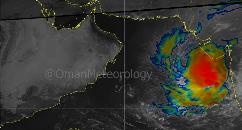 رصد منخفض مداري في بحر العرب وإصدار البيان الأول