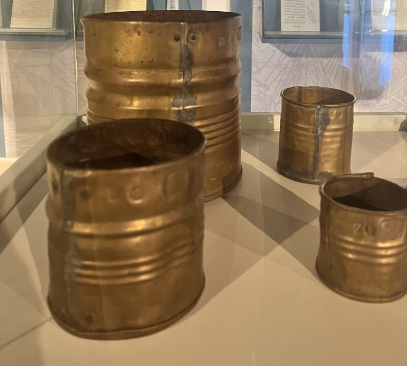 بالصور: محابر عُمانية قديمة ومكاييل نحاسية لوزن الحبوب عليها طغرائية أحد السلاطين