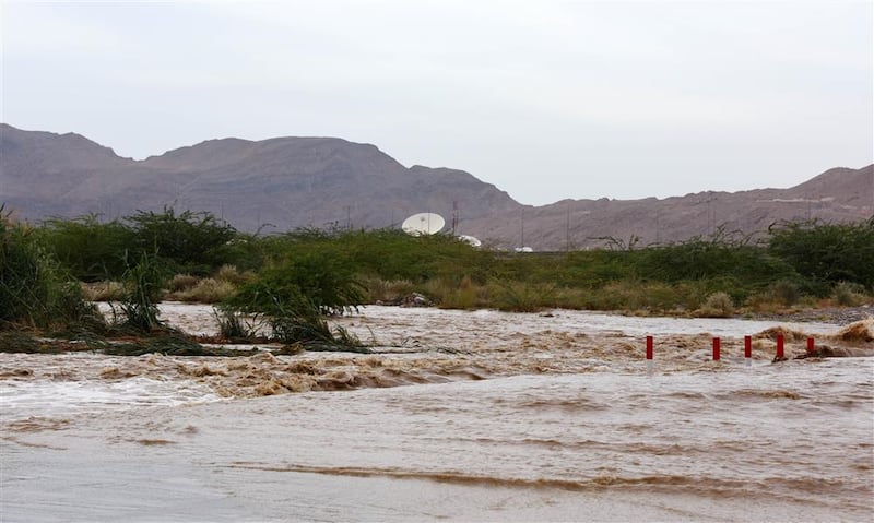 بالصور: جريان عدد من الأودية في العامرات