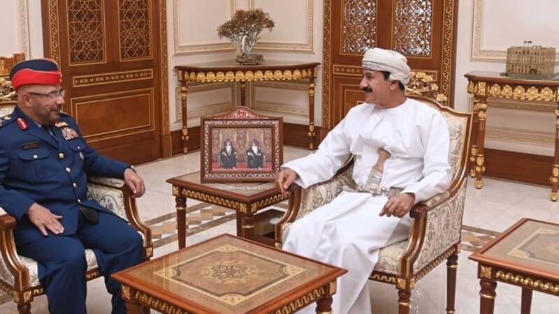 وزير المكتب السلطاني يستقبل مسؤولًا إماراتيًا