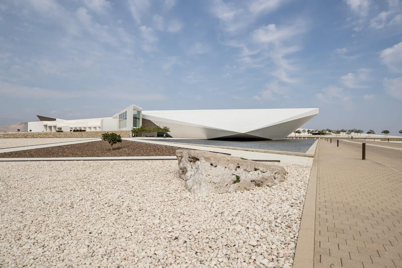 ما قصة الصخرة المعروضة في حديقة متحف عمان عبر الزمان؟