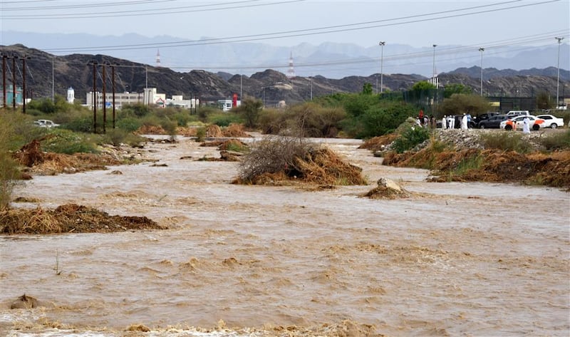 بالصور: جريان عدد من الأودية في العامرات
