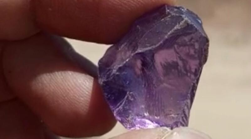 باحث عماني يتحدث عن رحلته في العثور على أحجار كريمة نادرة