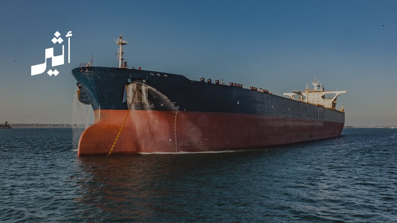 في وسط “الغضب الملحمي”: أمريكا تسمح ببيع النفط الإيراني