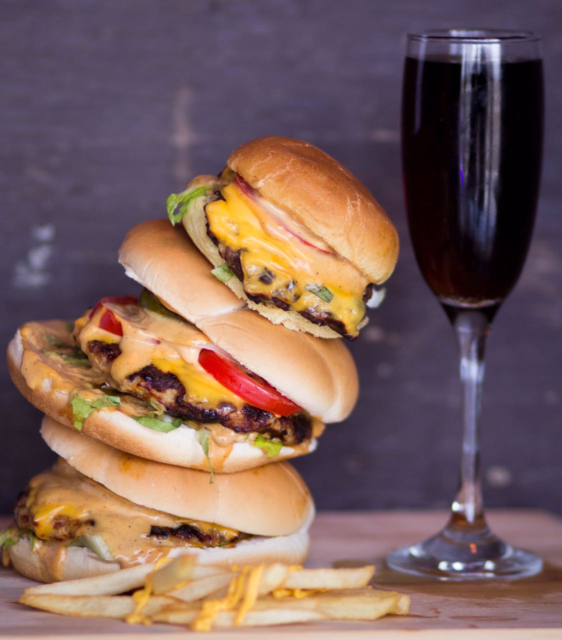 عُمانيان أسسا “كشته برجر”، ووظفا مجموعة من الشباب، فما هي قصتهما؟