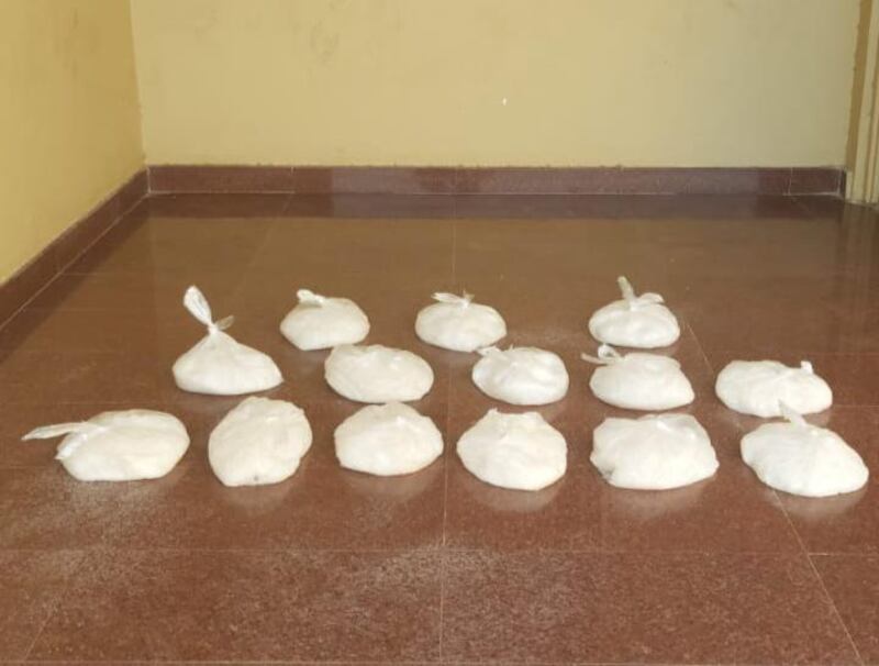 القبض على مُهرِّب مخدرات وملاحقة 3 آخرين في البحر