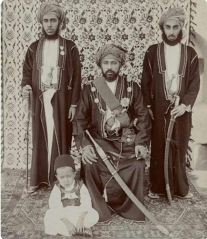 صورة أرشيفية تجمع السلطان فيصل والسيد تيمور والسيد شهاب والسيد علي بن سالم