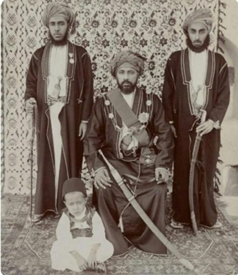 صورة أرشيفية تجمع السلطان فيصل والسيد تيمور والسيد شهاب والسيد علي بن سالم