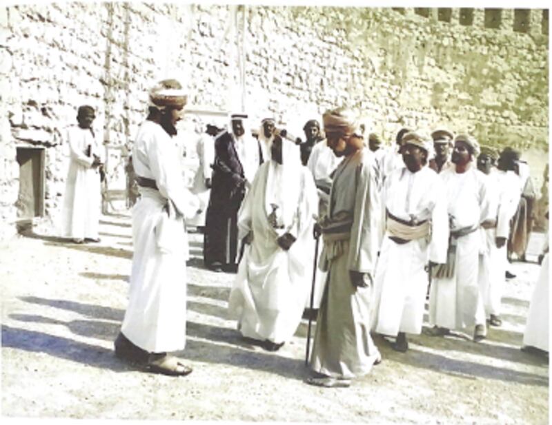 منها كرسي للسلطان قابوس ورسائل بين السلاطين والملوك: نماذج على العلاقات الوثيقة بين العمانيين والبحرينيين