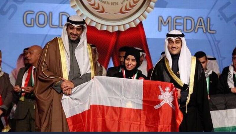 عُمانية تفوز بـ “الذهب” في معرض دولي..ووالدها يؤكد: أنا فخورٌ بها