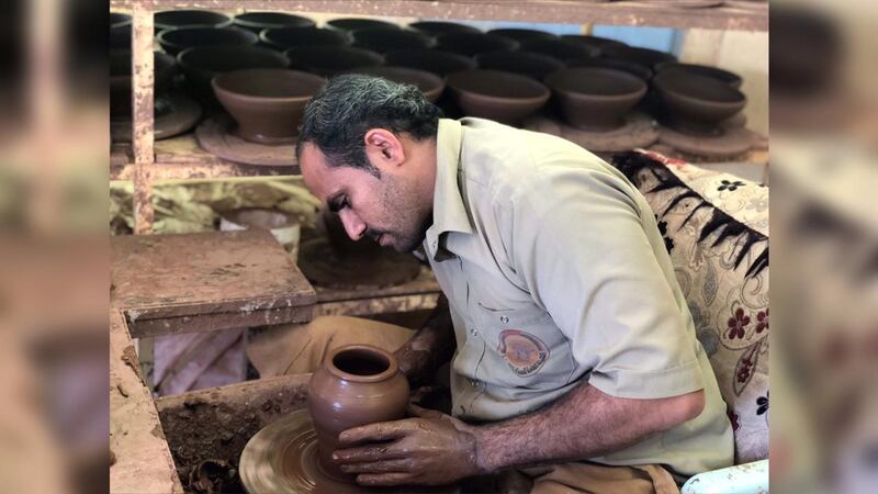 يُصنع من 4 أنواع: تعرّف على صناعة الفخار ببهلا