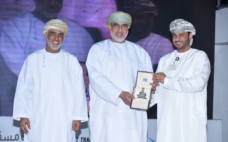 تنفيذ مشروع التعشيب الصناعي لفريق اليحمدي بإبراء: بنك مسقط يواصل افتتاح مشاريع الفرق الأهلية ضمن “الملاعب الخضراء”